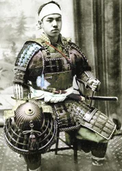 Samuraj ze starého Japonska vyzbrojený úplnou zbrojí, kolem 1880